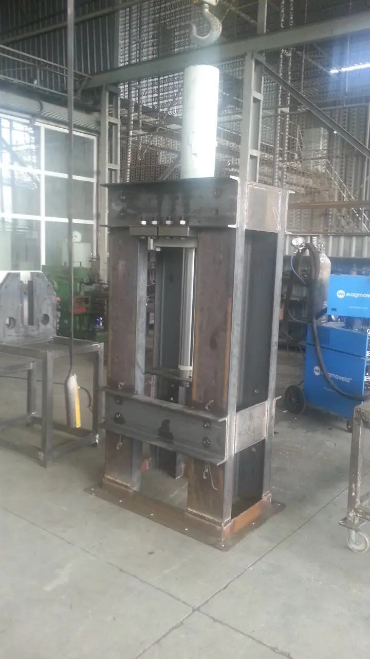 img/urunler/hidrolik_pres/best hydraulic press for knife making.webp